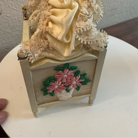 Vintage dollhouse furniture crib canopy floral lace - Picture 2 of 8